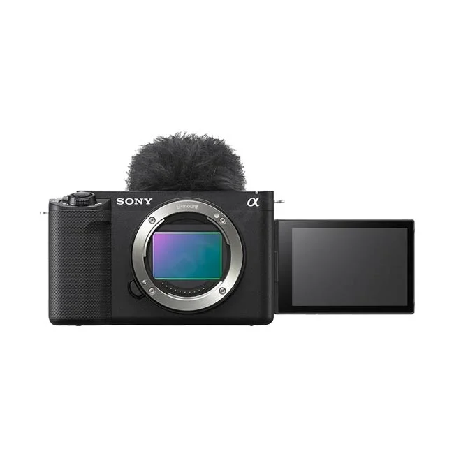 デイペイレンタル｜DAYPAY RENTALで提供するカメラレンタル用のSony ZV-E1。本体上部にウインドスクリーンが装着され、背面モニターが横に開いた状態の撮影機材レンタル商品