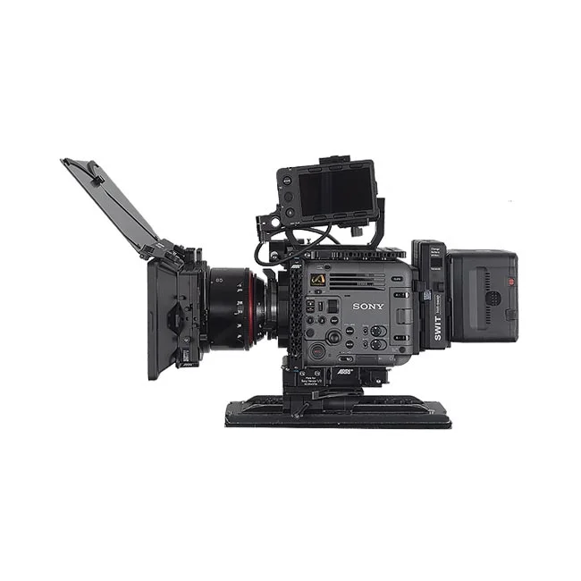 デイペイレンタル｜DAYPAY RENTALのシネマカメラレンタルでご利用いただけるSony BURANOの撮影機材レンタル。マットボックスやモニターを装着した本体の側面図。