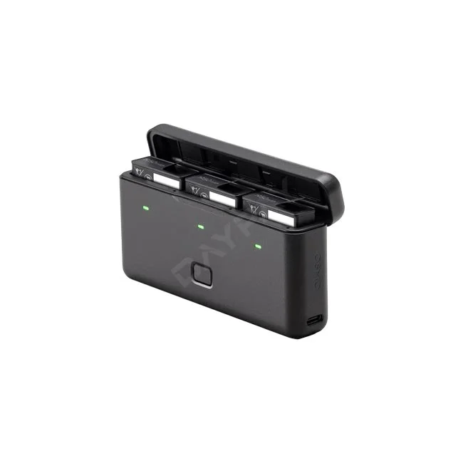 DJI Osmo Action バッテリーチャージャーの撮影機材レンタルならデイペイレンタル｜DAYPAY RENTAL。バッテリーが3個収納されインジケーターランプが点灯している状態の多機能バッテリーケース。
