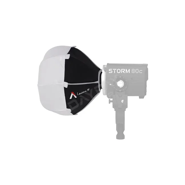 デイペイレンタル｜DAYPAY RENTALで提供する撮影機材レンタル「Aputure Lantern 30」の球形ソフトボックスとSTORM 80cライトの装着状態