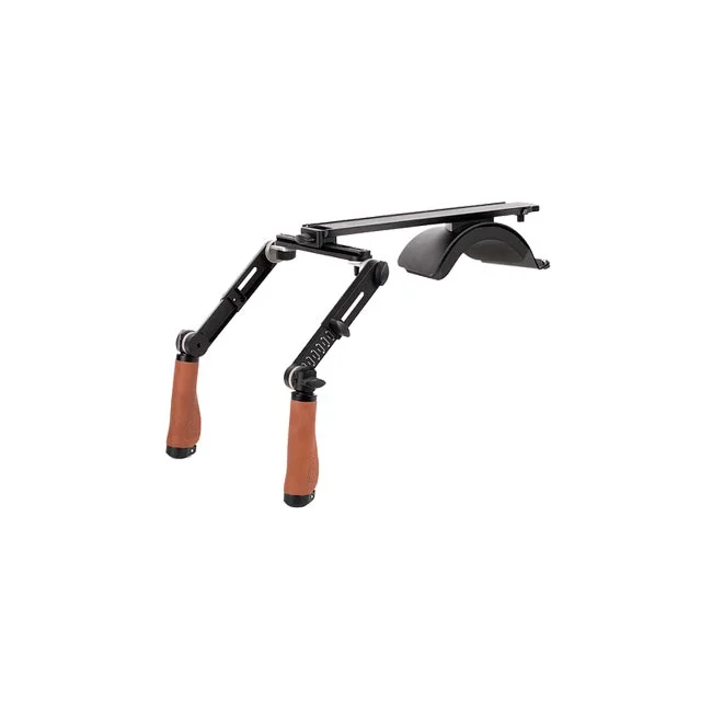 デイペイレンタル｜DAYPAY RENTALで取り扱うWooden Camera Shoulder Rig v3 (Pro)の撮影機材レンタル画像。ブラウンレザーのグリップとショルダーパッドを備えたリグ本体。