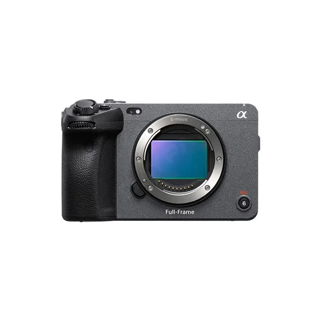 デイペイレンタル｜DAYPAY RENTALでレンタルできる、ソニーのフルサイズシネマカメラ「Sony FX3」の正面ボディ画像。カメラレンタル、撮影機材レンタル、機材レンタルに最適な本体とEマウント部が確認できます。