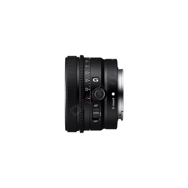 デイペイレンタル｜DAYPAY RENTALで提供するカメラレンタル・撮影機材レンタル向けのSony FE 24mm F2.8 G単焦点レンズの側面外観