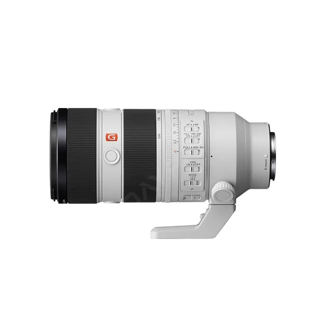 カメラレンタル・撮影機材レンタルならデイペイレンタル｜DAYPAY RENTAL。白い鏡筒とGマークが特徴のSony FE 70-200mm F2.8 GM OSS II望遠ズームレンズの製品画像