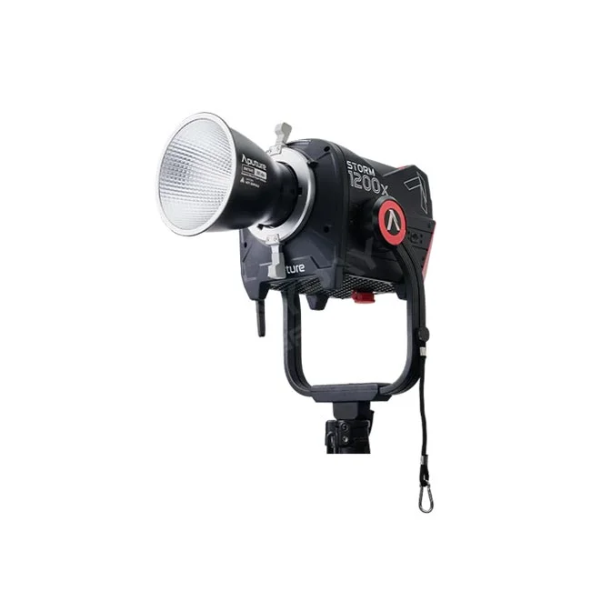 撮影機材レンタルならデイペイレンタル｜DAYPAY RENTAL。リフレクターを装着したAputure STORM 1200x LEDスポットライトのランプヘッドとヨークの製品画像。