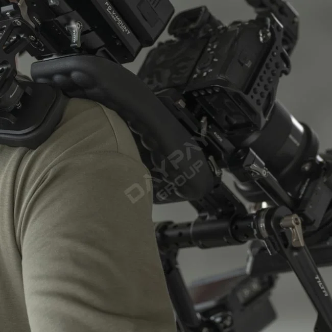 Tilta TA-LSR-B Shoulder Rig 어깨 장착 모습