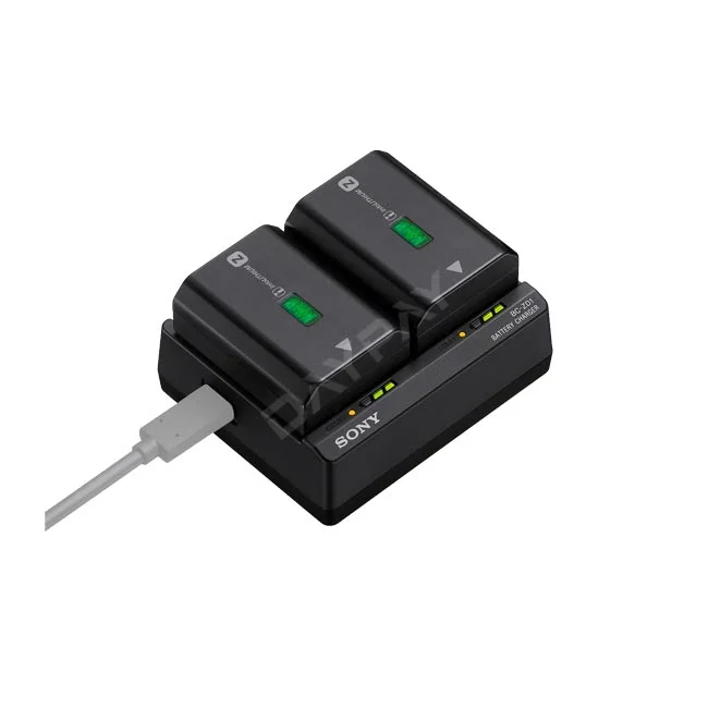 Sony BC-ZD1 배터리 충전기와 장착된 배터리 2개 및 케이블 연결부