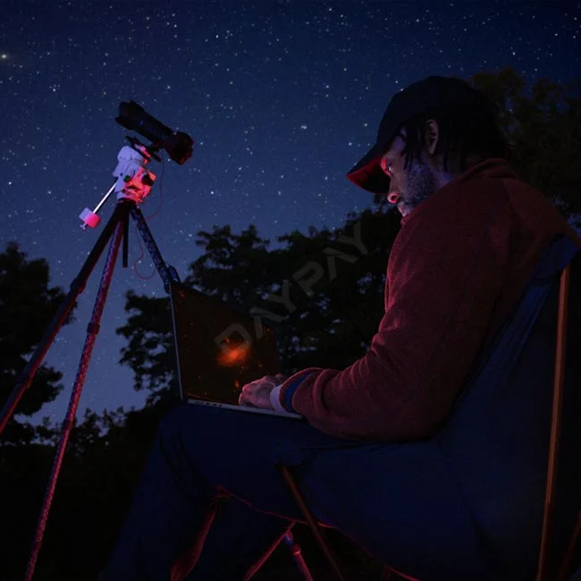 Apple MacBook Pro 16 야외 밤하늘 아래에서 사용하는 모습