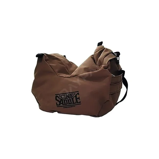 Cine Saddle 전면 로고와 브라운 색상 새들백 외형
