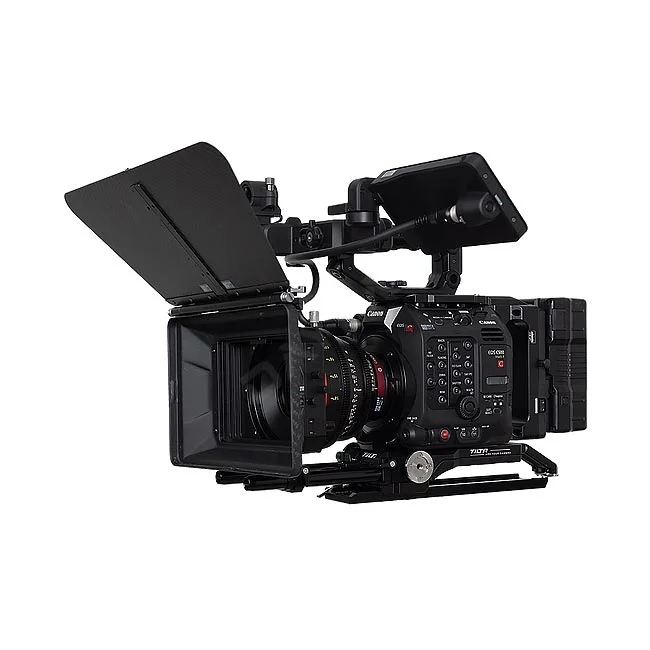 Canon EOS C400 매트박스와 모니터 및 액세서리가 장착된 측면 모습