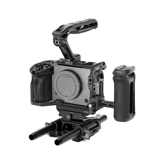 Tilta FX5 Pro Cage 카메라 장착 상태와 탑핸들 및 사이드 핸들 구성