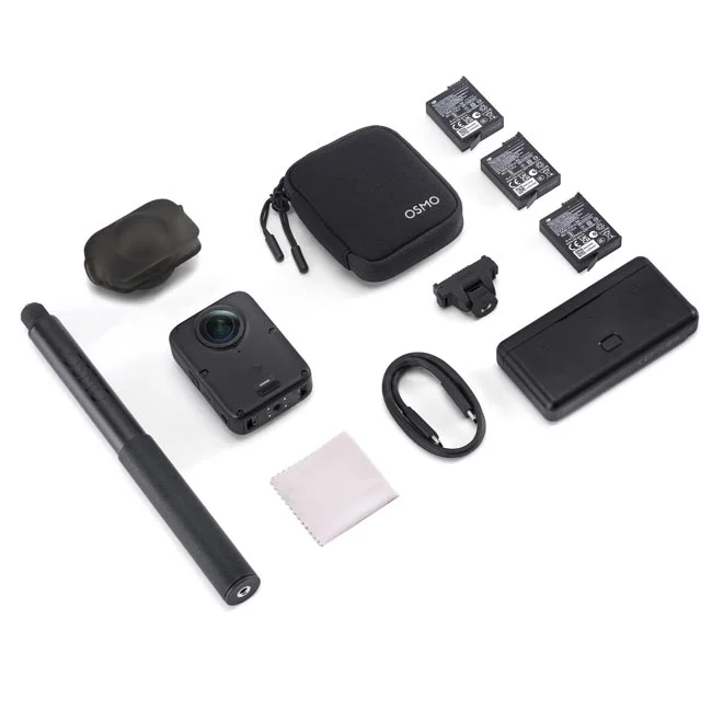 DJI Osmo 360 II 어드벤처 콤보 구성품과 휴대용 케이스, 배터리, 케이블이 배치된 모습