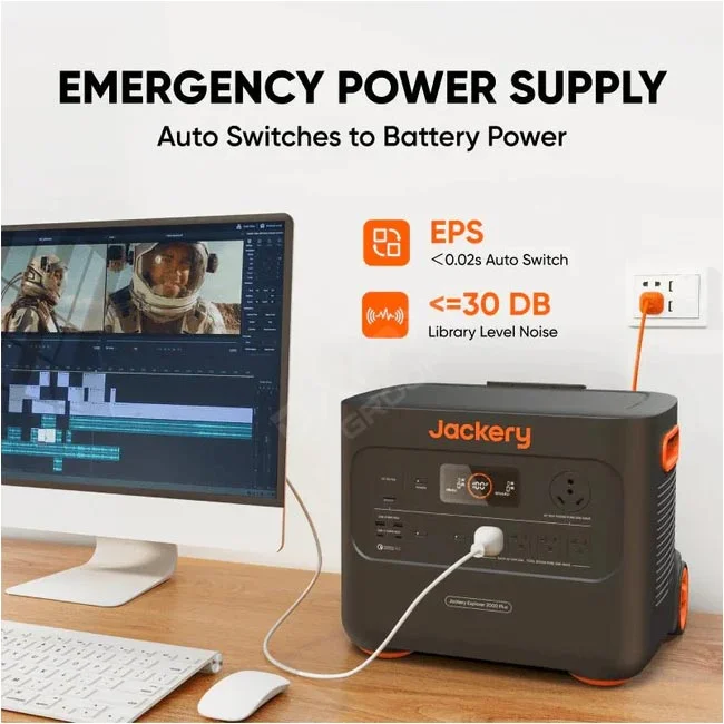Jackery 2000Plus 파워뱅크가 책상 위 모니터와 연결된 비상 전원 공급 구성