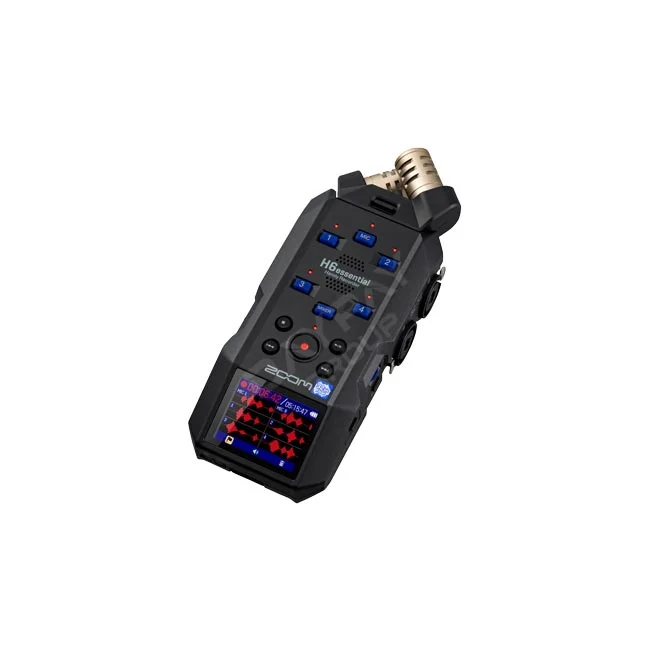 Zoom H6 Essential 레코더 전면 조작 버튼과 컬러 화면, 상단 마이크 캡슐이 보이는 사선 이미지