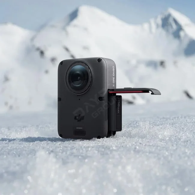 DJI Osmo 360 II 어드벤처 콤보 카메라와 측면으로 펼친 액세서리