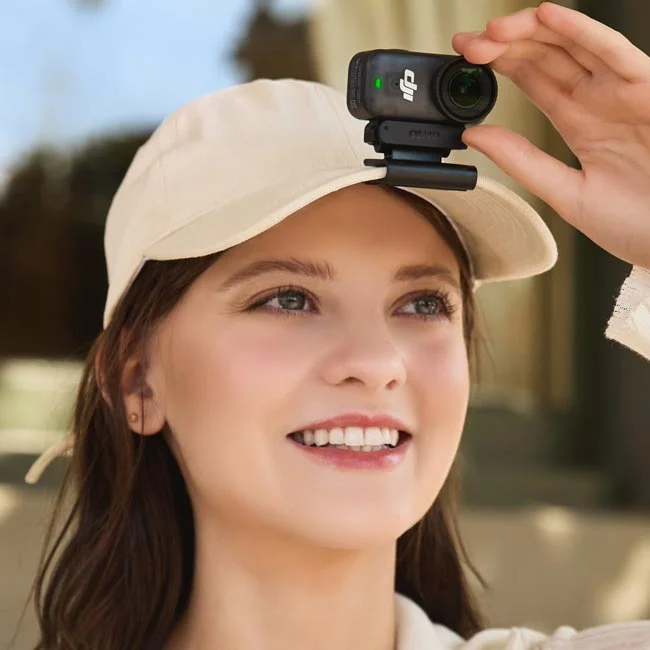 DJI Osmo Nano를 모자 챙에 장착한 모습