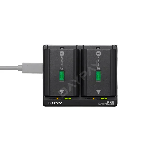 Sony BC-ZD1 듀얼 배터리 충전기 상단 전면과 장착된 배터리