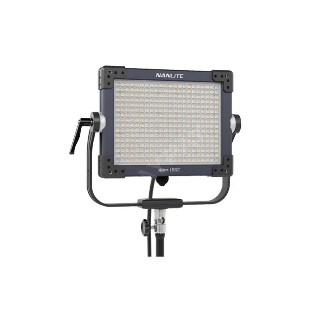 Nanlite Alien 150C LED 조명 전면부와 요크 마운트