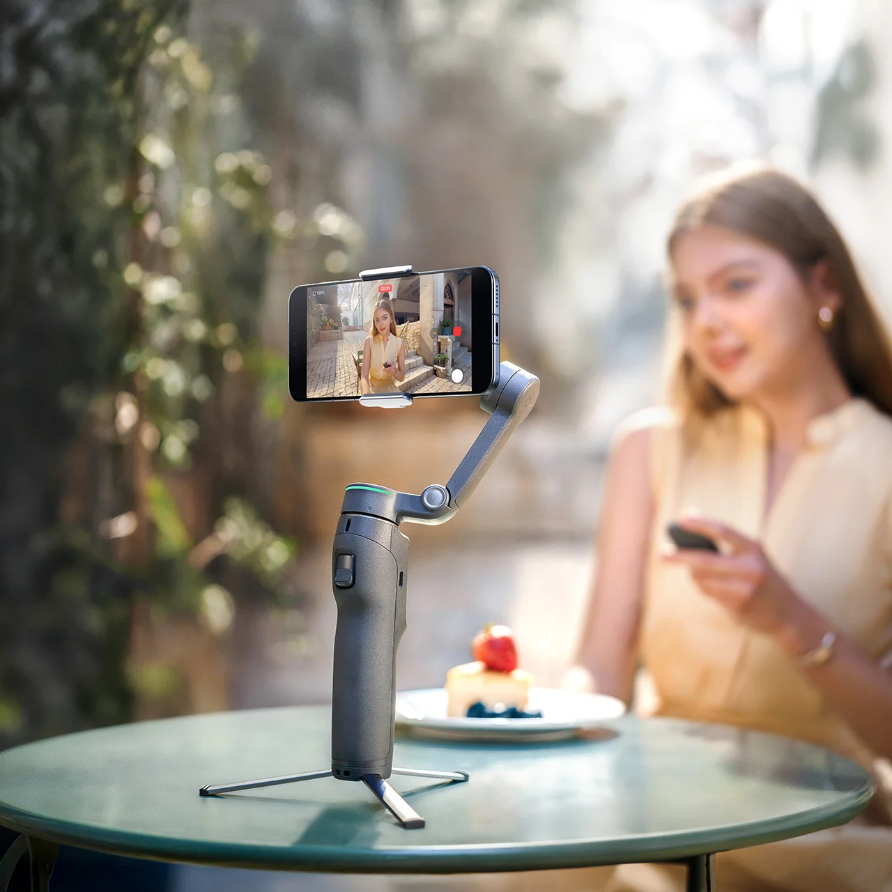 DJI Osmo Mobile 8P 스마트폰 장착 상태와 테이블 위 미니 삼각대 사용 모습