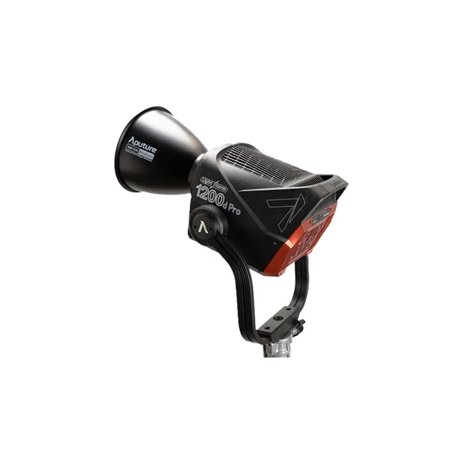 Aputure LS 1200D PRO 리플렉터 장착 측면 전신과 요크 마운트