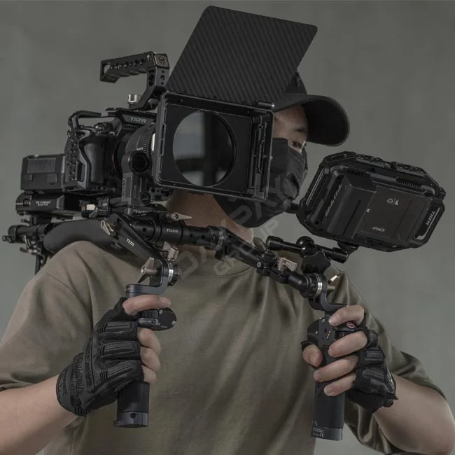 Tilta TA-LSR-B Shoulder Rig 사용자 장착 상태 및 핸들 그립