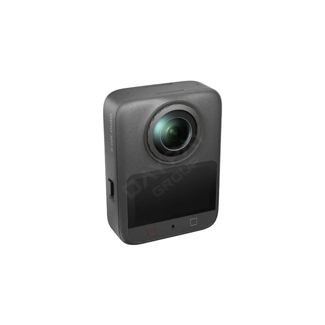 DJI Osmo 360 II 어드벤처 콤보의 전면 렌즈와 하단 조작부가 보이는 사선 이미지