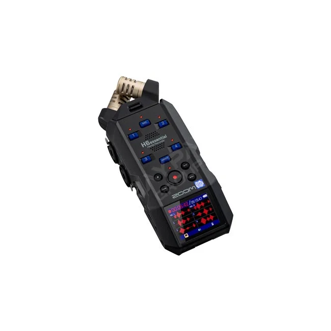 Zoom H6 Essential 레코더 본체 전면의 조작 버튼과 컬러 화면, 상단 마이크 모듈이 보이는 사선 이미지