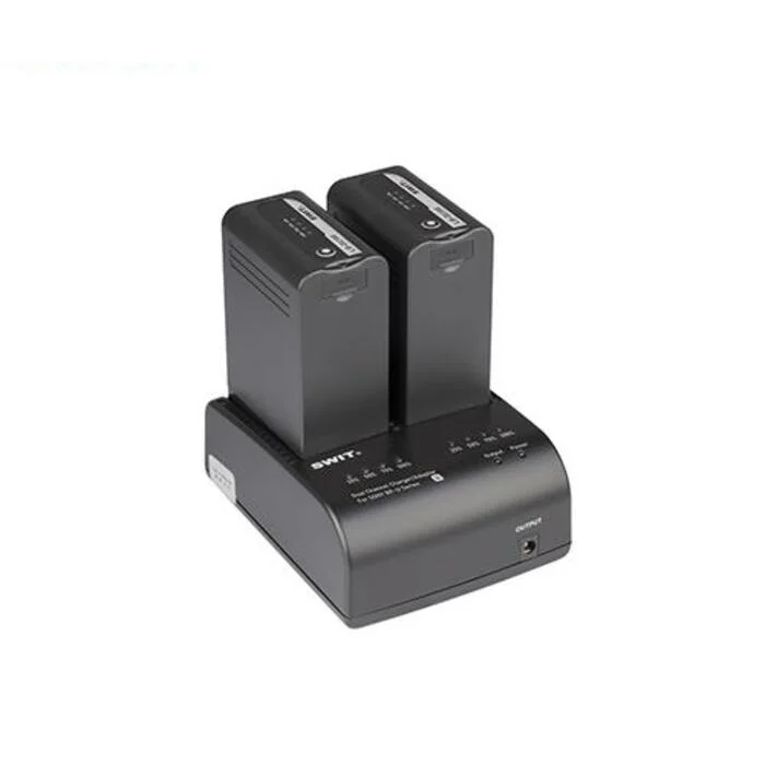 SWIT S-3602U 듀얼 충전기 전면과 장착된 배터리