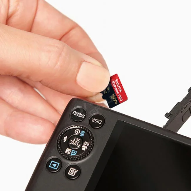SanDisk Extreme Pro Micro 256GB (V30) 메모리 카드를 카메라 슬롯에 장착하는 모습