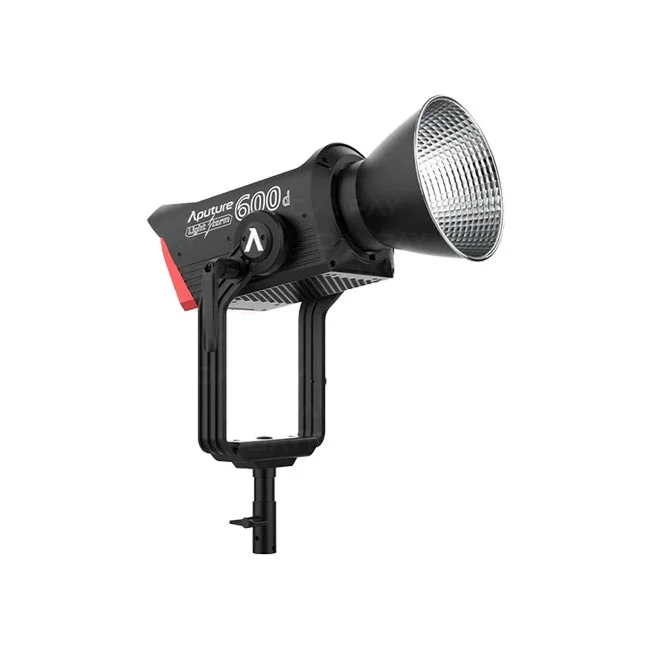 Aputure LS 600D PRO 측면 전면부와 하이퍼 리플렉터 장착 모습