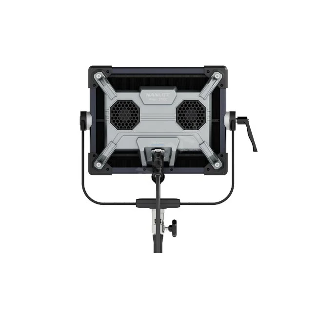 Nanlite Alien 150C 후면부와 장착된 요크