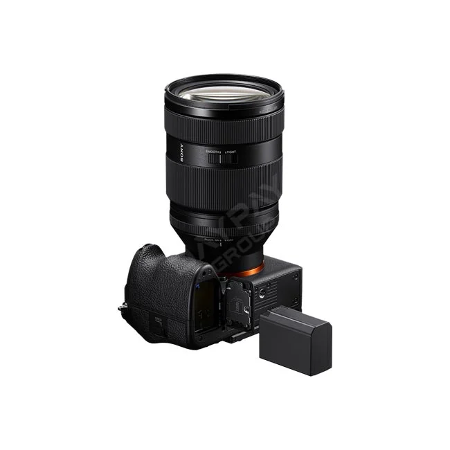 Sony NP-FZ100 배터리와 카메라 배터리실 및 장착된 렌즈