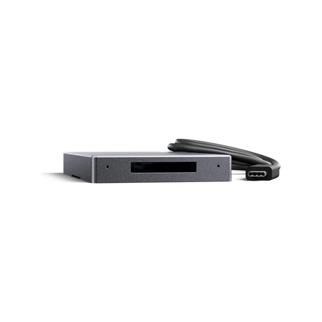 Angelbird CFexpress 2.0 Type B Card Reader (MK2) 전면 메모리 슬롯과 USB-C 케이블