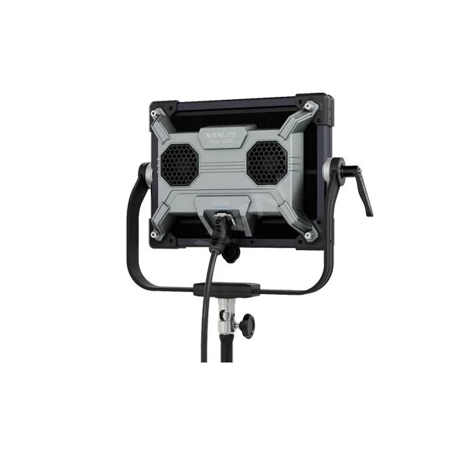 Nanlite Alien 150C 후면 패널과 연결된 케이블