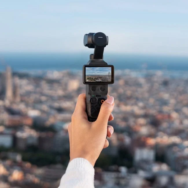 DJI Osmo Pocket 4 손에 쥔 모습과 전면 화면 및 조작부