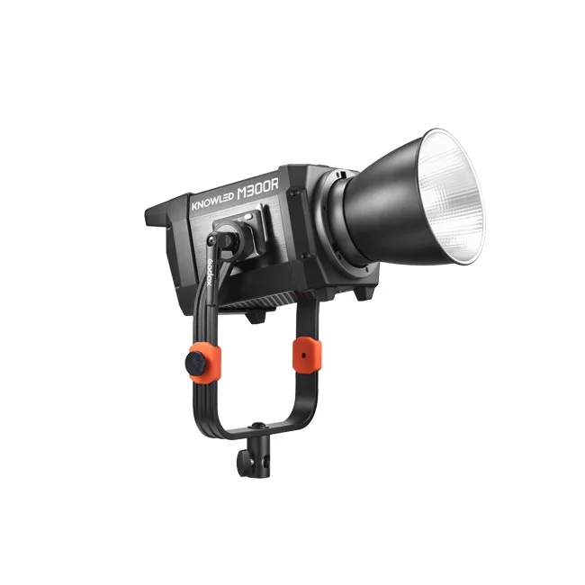 Godox M300R 본체와 장착된 스탠드 마운트 및 반사갓 측면