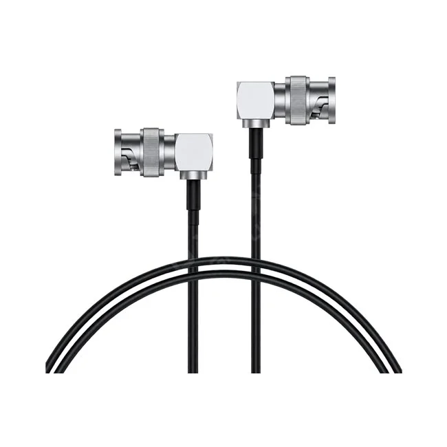 Accsoon 0.8m SDI Cable의 양쪽 직각 커넥터와 검은색 케이블