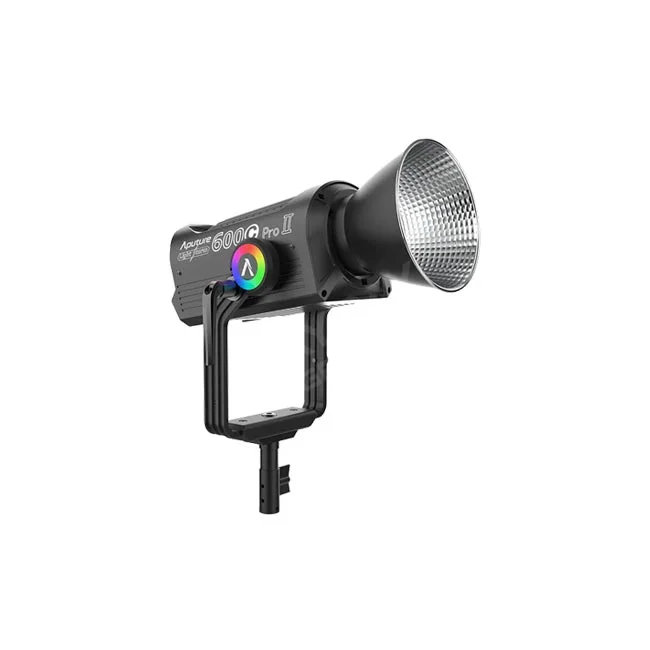 Aputure LS 600c Pro II 燈頭本體與標準罩正面視角