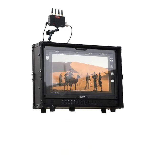 Swit FM-215HDR 4K 螢幕裝設於航空箱內，頂部安裝無線影像傳輸裝置與操作按鍵面板
