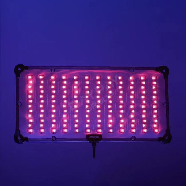 Amaran F21c LED柔性燈板發出彩色燈光正面特寫