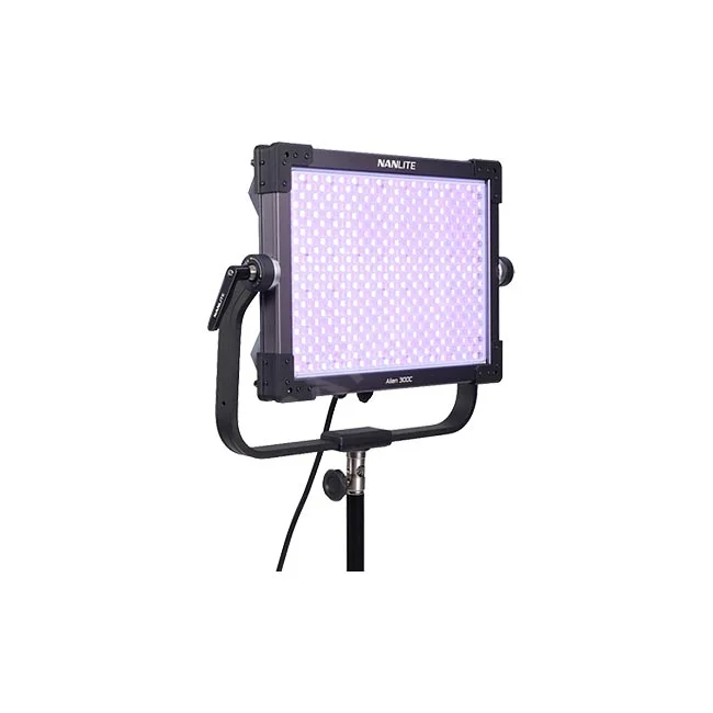 Nanlite Alien 300C 正面發光面板與燈架安裝狀態