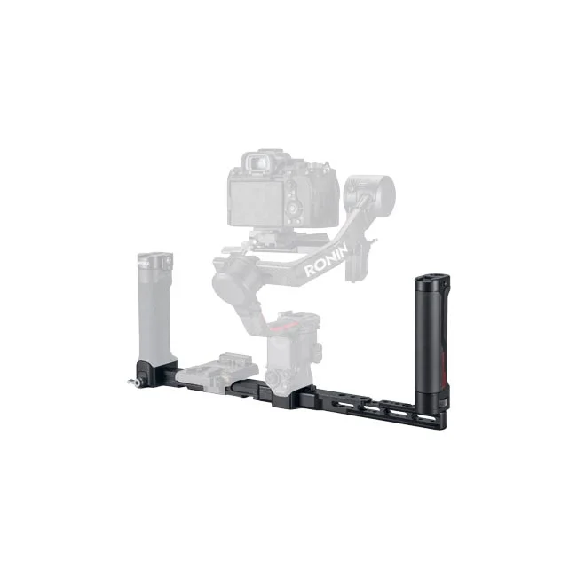 Tilta Dual-Handle Power Supply Bracket 雙手持供電支架安裝於穩定器的外觀