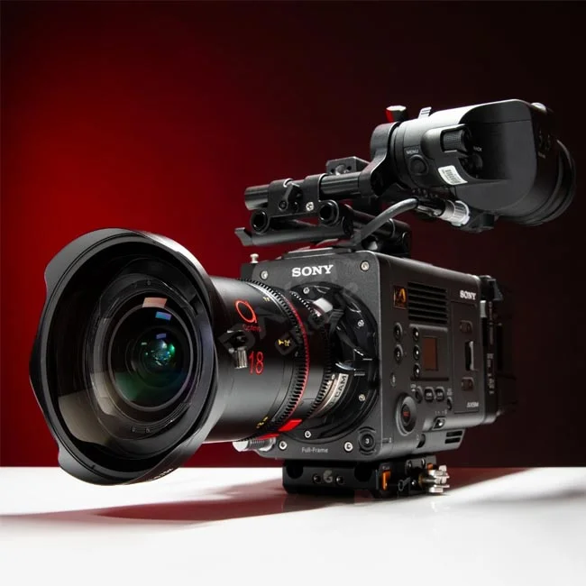 Angenieux Wide Angle 0.75X Adapter 安裝於電影鏡頭與相機機身上的側前方視角