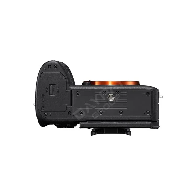 Sony A7R6 相機底部視角，顯示三腳架螺絲孔與電池倉位置，提供專業攝影器材出租服務由日付租賃 DAYPAY RENTAL