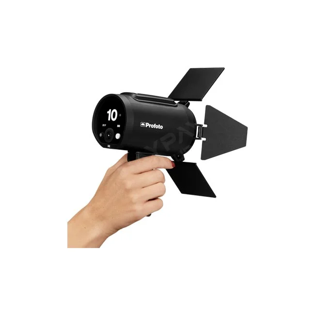 Profoto Clic Barndoor 安裝於閃光燈並手持展示