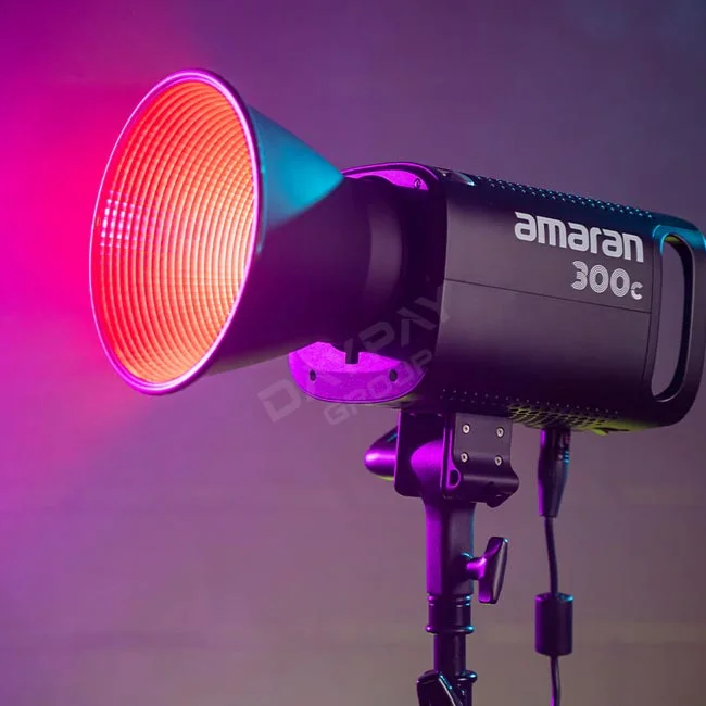 Amaran 300c LED 燈正面外觀與標準罩搭配燈架架設狀態