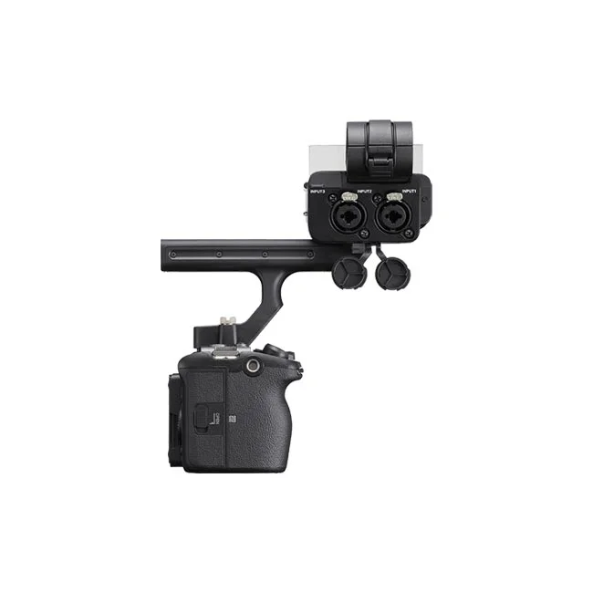 Sony FX30 裝上 XLR 收音手把側面視角