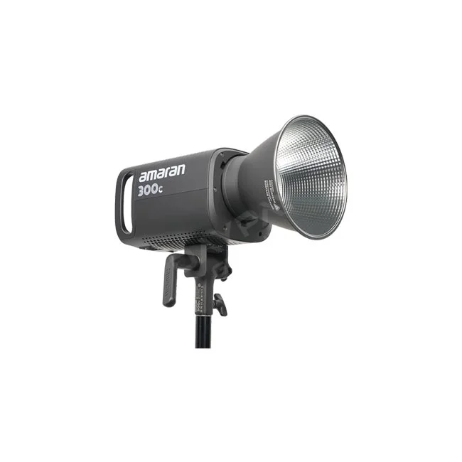 Amaran 300c 裝上標準罩並架設在燈架上的側面視角