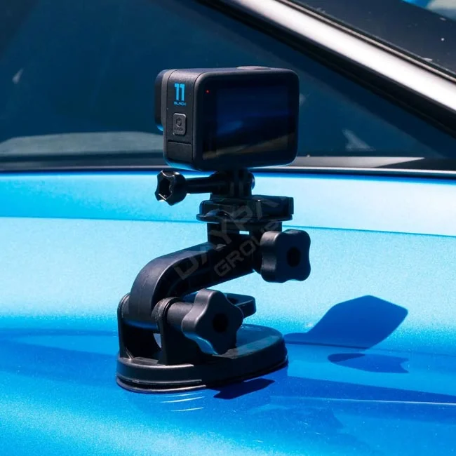 GoPro Suction Cup 強力吸盤安裝於藍色車身平整表面的實際使用狀態