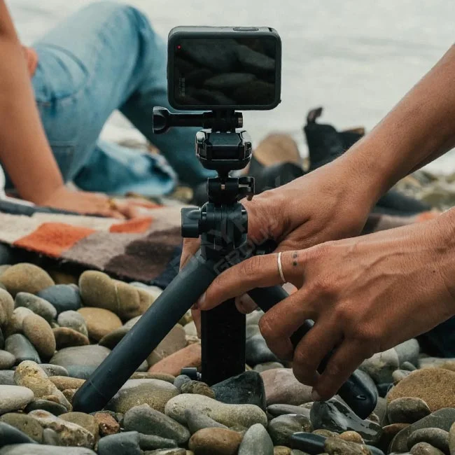 GoPro 3-Way 2.0 展開三腳架模式並放置於石礫地上的實拍特寫